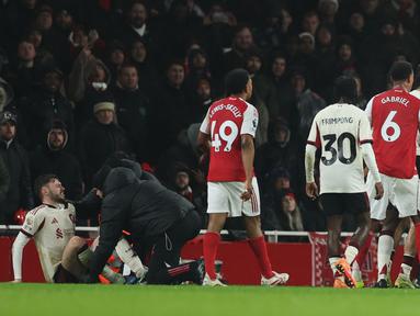 Ketegangan yang melibatkan pemain Liverpool, Conor Bradley dan pemain Arsenal, Gabriel Martinelli mewarnai laga lanjutan Liga Inggris 2025/2026 di Emirates Stadium, London, Inggris, Kamis (08/01/2025). (AP Photo/Ian Walton)