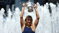 Angelique Kerber berfoto dengan trofi juara yang diraihnya pada kejuaraan AS terbuka usai mengalahkan Karolina Pliskova di USTA Billie Jean King National Tennis Center, New York (11/9/2016). (AFP/Jewel Samad)