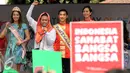Direktur Wahid Institute, Yenny Wahid (kedua kiri) memberikan pidato saat perayaan Hari Perdamaian Internasional di Balai Kota Jakarta, Minggu (20/9/2015). Perayaan tersebut dihadiri beragam komunitas. (Liputan6.com/Helmi Fithriansyah)