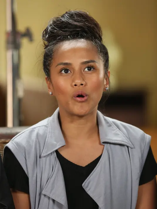 Selain langganan main film horor, dan pintar mengocok perut, ibu satu anak itu juga memiliki kemampuan istimewa. Sejak usia 15 tahun, usai kesurupan saat syuting sinetron, ia bisa melihat makluk astral. (Bambang E. Ros/Bintang.com)