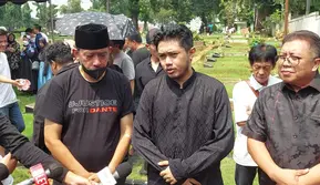 Angger Dimas usai pemakaman ibunya di TPU Jeruk Purut, Jakarta Selatan, Kamis (18/4/2024). (M. Altaf Jauhar)