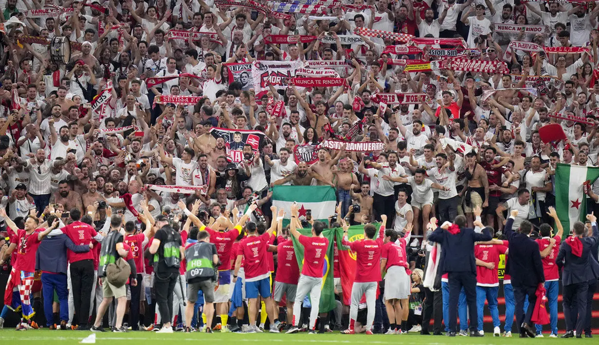 <p>Keberuntungan memihak Sevilla. Empat algojo mereka yakni Ocampos, Erik Lamela, Rakitic dan Gonzalo Montiel semuanya sukses menjalankan tugasnya dengan baik. Sedangkan dua algojo AS Roma yakni Mancini dan Ibanez gagal. Cuma Bryan Cristante yang sukses. Sevilla pun keluar sebagai juara Liga Europa. (AP Photo/Petr David Josek)</p>