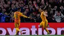 Penyerang Barcelona, Luis Suarez melakukan selebrasi bersama Neymar usai mencetak gol kegawang Atletico Madrid di  perempat final Liga Champions di Camp Nou, Spanyol (6/4). Barcelona menang atas Atletico Madrid dengan skor 2-1. (Reuters/Sergio Perez) 