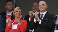 Presiden Kroasia, Kolinda Grabar-Kitarovic dan  Presiden FIFA, Gianni Infantino menyaksikan perempat final Piala Dunia 2018 di Fisht Stadium, Sabtu (7/7). Kolinda terlihat memakai jersey kebanggaan Kroasia berwarna merah putih, (AFP/Kirill KUDRYAVTSEV)