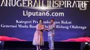 Chief Content Officer (COO) KapanLagi Youniverse, Wens Manggut (kanan) memberikan plakat kepada perwakilan XL Axiata melalui Head Youth Marketing Communications, Nahdiah Estu saat acara Anugerah Inspiratif Liputan6.com di hotel Shangri La, Jakarta, Rabu (31/7/2024). Axis - XL Axiata menerima  penghargaan Kategori Pengembangan Bakat Generasi Muda Bangsa Bidang Olahraga. (Liputan6.com/Herman Zakharia)