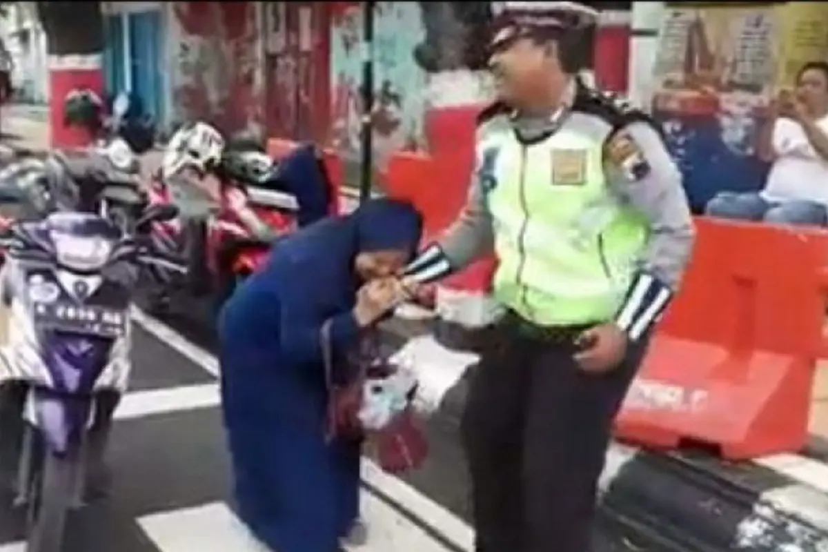 [Bintang] Editor Says: Emak-emak yang Gigit Polisi Ternyata Pernah Sakit Gangguan Jiwa