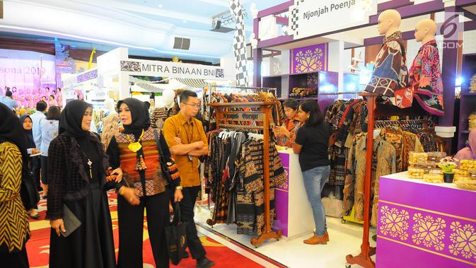 Pengunjung mengamati berbagai produk dalam pameran DhawaFest Pesona 2019 di Kementerian Keuangan, Jakarta, Rabu (8/5/2019). Acara pameran produk lokal nusantara tersebut diselenggarakan hingga 10 Mei 2019 mendatang. (Liputan6.com/Angga Yuniar)