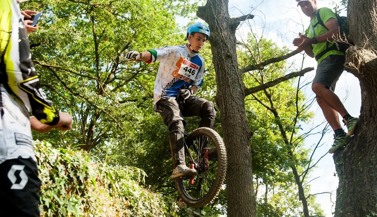 Salah satu peserta menjaga keseimbangannya saat melewati jalur curam di Kejuaraan Unicycle bertajuk 'The Muni-Elite Downhill Finals Event of The 18th Unicon' yang digelar di Desa Basque, Spanyol pada 1 Agustus 2016. (AFP PHOTO / Gari Garaialde)
