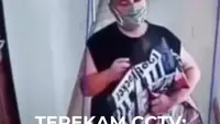 Terekam CCTV: Santai Banget, Tamu Hotel Bawa Kabur 3 TV