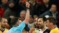 Wasit Michael Oliver memberikan kartu merah kepada kiper Juventus, Gianluigi Buffon dalam laga Liga Champions kontra Real Madrid di Santiago Bernabeu, Rabu (11/4). Buffon yang melakukan protes di masa injury time di usir wasit. (AP/Francisco Seco)