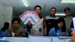Ketua KPU Husni Kamil Malik memperlihatkan surat suara pilpres, Jakarta, Sabtu (14/6/2014) (Liputan6.com/Andrian M Tunay)