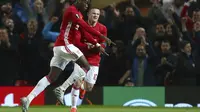 Paul Pogba dan Wayne Rooney berselebrasi usai cetak gol. (AP Photo/Dave Thompson)