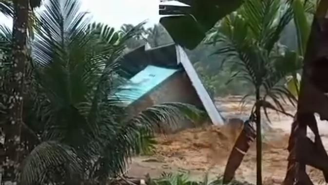 Dampak Banjir Padang: Dua Rumah Lenyap, Puluhan Warga Mengungsi Darurat