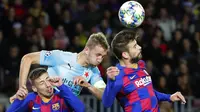 Bek Barcelona, Gerard Pique, duel udara dengan pemain Slavia Praha, Petr Sevcik, pada laga Liga Champions 2019 di Stadion Camp Nou, Selasa (5/11). Kedua tim bermain imbang 0-0. (AP/Emilio Morenatti)