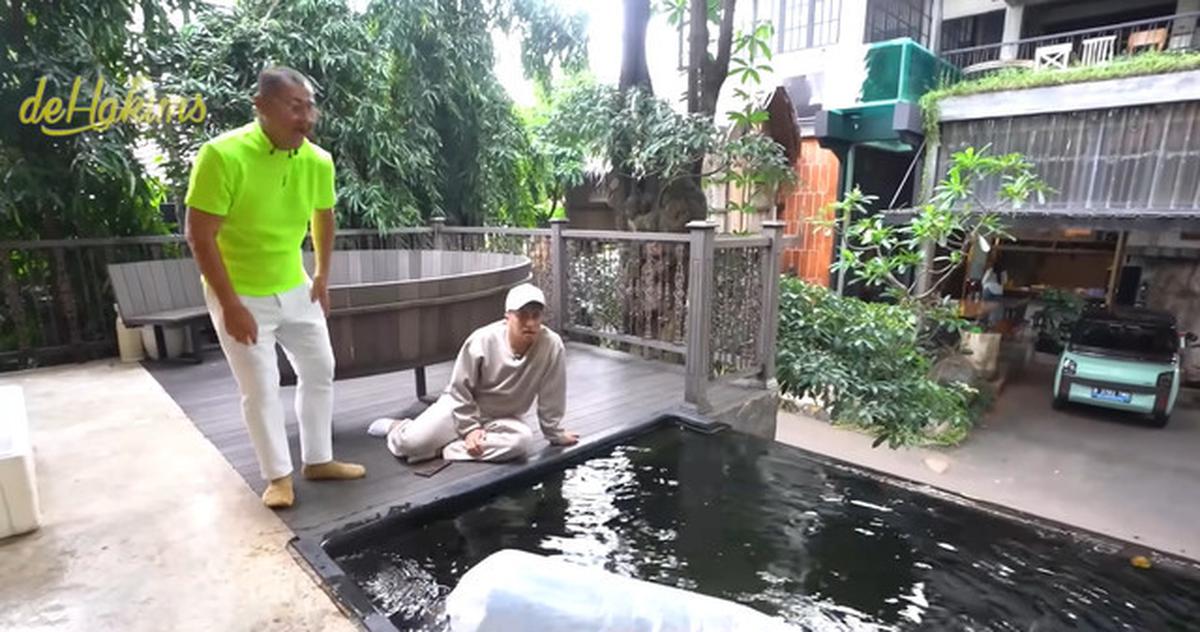 7 Potret Kolam Ikan di Rumah Irfan Hakim, Ada yang di Tengah Tangga