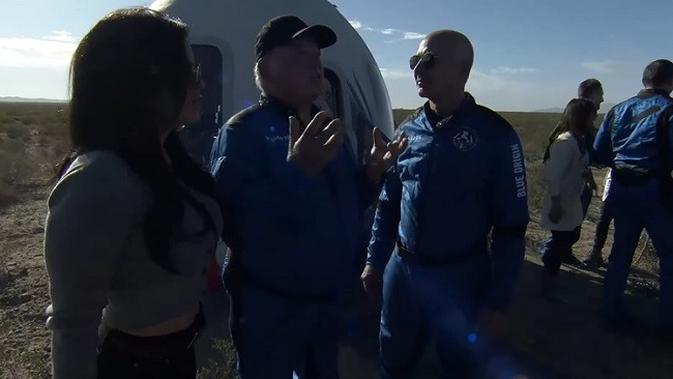 Aktor Star Trek William Shatner (tengah) saat berbincang dengan pendiri Blue Origin Jeff Bezos usai kembali dari penerbangan ke luar angkasa pada Rabu (14/10/2021) (Tangkapan Layar YouTube Blue Origin).
