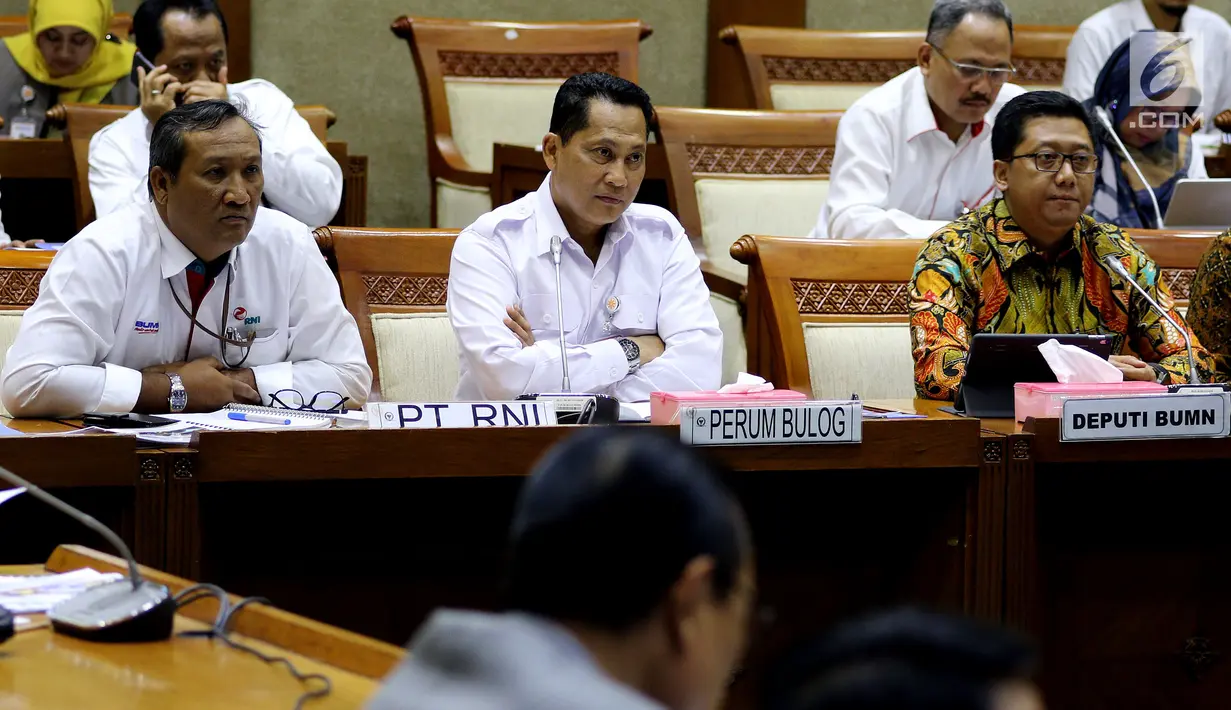 Dirut Bulog Budi Waseso mengikuti RDP dengan Komisi VI DPR terkait stok pangan di Kompleks Parlemen, Jakarta, Senin (21/5). Ini merupakan rapat perdana antara Budi Waseso yang baru diangkat sebagai Dirut Bulog dengan DPR. (Liputan6.com/Johan Tallo)