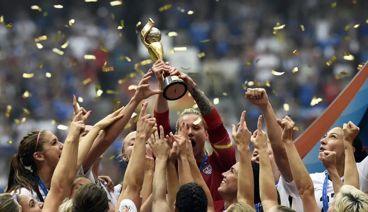 Pemain AS mengangkat trofi Piala Dunia Wanita. (AFP PHOTO/FRANCK FIFE)