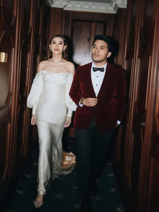 Aaliyah Massaid tampil anggun kenakan gaun sabrina dengan siluet panjang dan lengan balon. [@aaliyah.massaid]