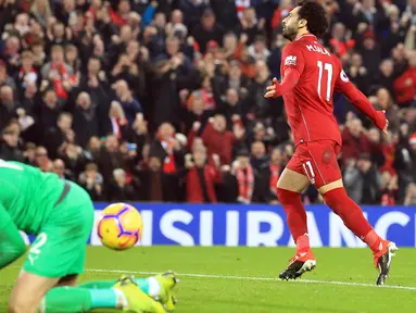 Penyerang Liverpool, Mohamed Salah merayakan golnya ke gawang Newcastle United pada pertandingan Liga Inggris di Stadion Anfield, Rabu (26/12). Liverpool bertahan di puncak klasemen Liga Inggris setelah menghajar Newcastle United 4-0. (AP/Jon Super)