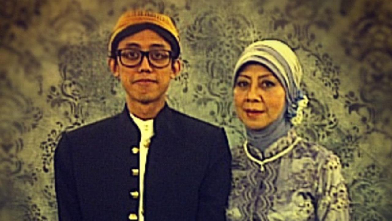 Ario Kiswinar dan ibu, Ariani Soenarto.