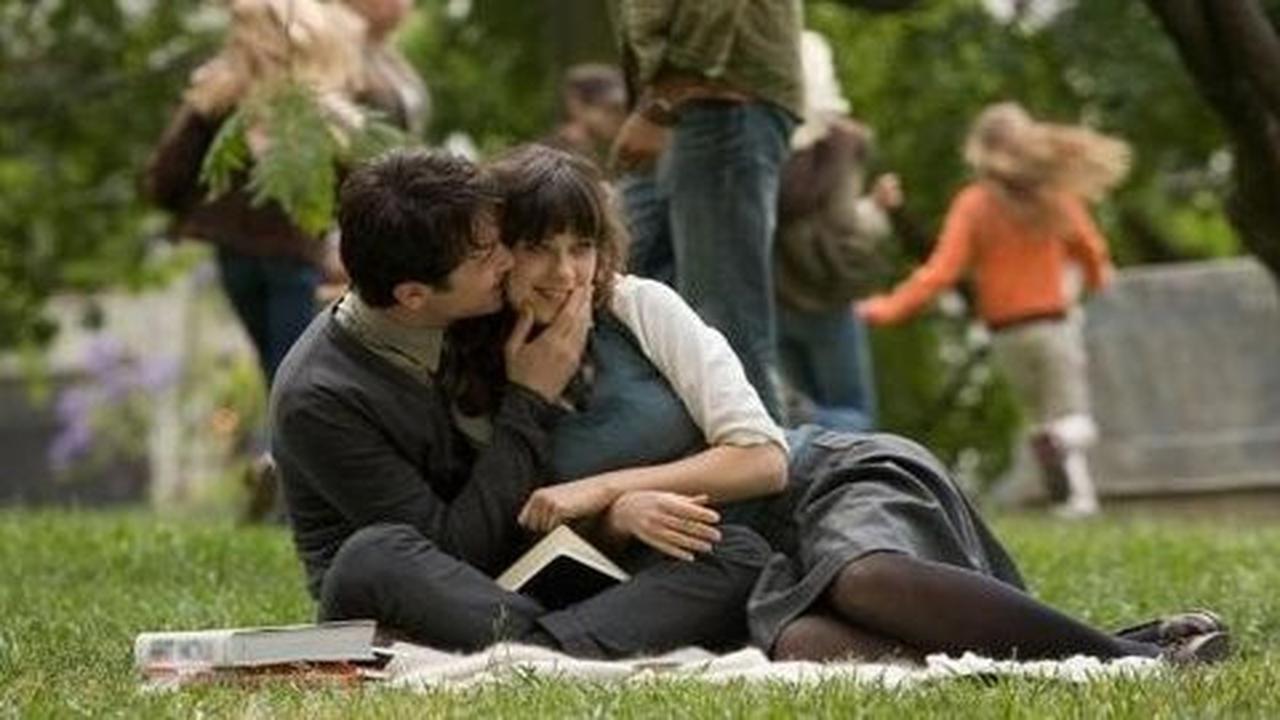 1. 500 Days of Summer - Kadang kita harus mengalami kegagalan demi kegagalan sebelum bertemu seseorang yang terbaik