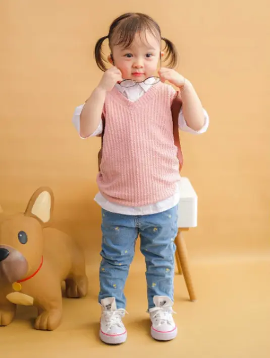 Look yang satu ini ternyata cocok untuk anak perempuan usia 1 tahun. Rompi dusty pink dengan denim jeans dari Mourance membuat penampilan anak menjadi lebih fresh. (instagram.com/mourance.id)