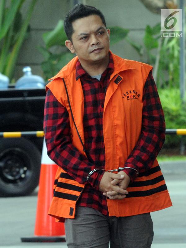 Kakak Ipar Bupati Cianjur Irvan Rivano Muchtar, Tubagus Cepy Sethiady dengan tangan terborgol tiba untuk pemeriksaan di Gedung KPK, Jakarta, Rabu (2/1). Hari ini, KPK mulai menerapkan peraturan tentang pemborgolan tahanan korupsi (Merdeka.com/Dwi Narwoko)