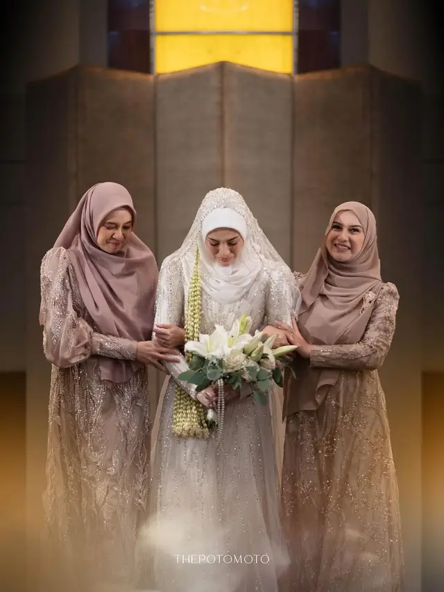 Potret Dhini Aminarti dan Irish Bella Jadi Bridesmaid Clara Shinta