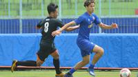 Pemain Arema FC, Hugo Guilherme Grillo, pada laga uji coba melawan Kaki Mas Dampit di Stadion Kanjuruhan, Sabtu (29/8/2020). (Bola.com/Iwan Setiawan)