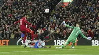 Pemain Liverpool Mohamed Salah, kiri, mencetak gol keempat timnya selama pertandingan sepak bola Liga Inggris antara Liverpool dan Manchester United di stadion Anfield di Liverpool, Inggris, Selasa, 19 April 2022. (AP Photo/Jon Super)