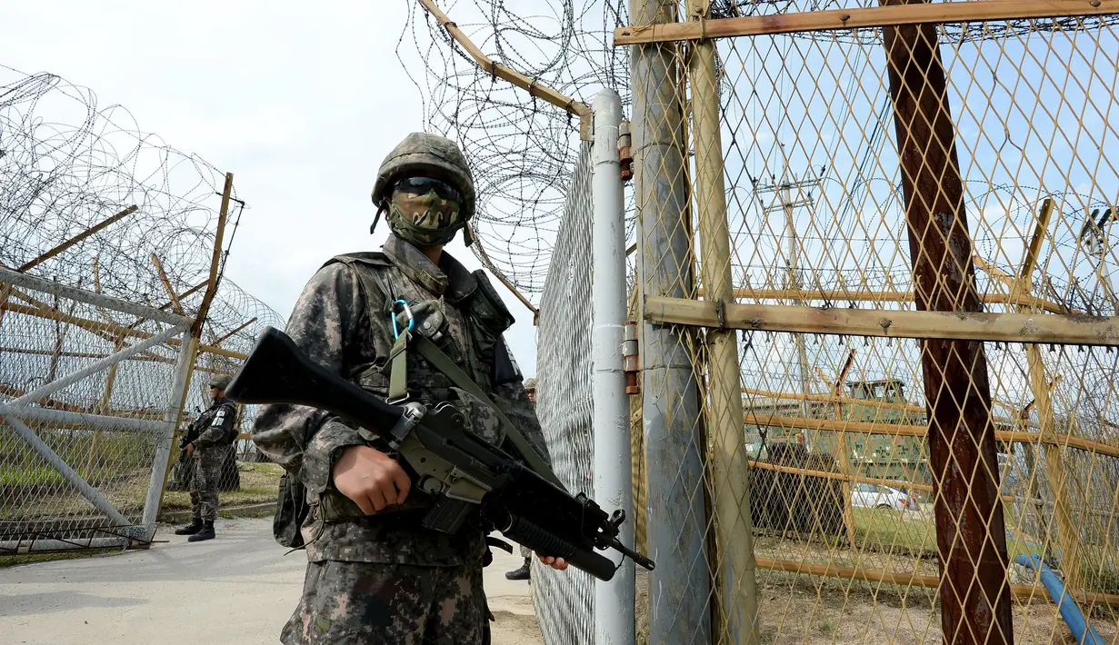 Tentara Korea Selatan sedang melakukan penjagaan disekitaran zona Demiliterisasi, Korea Selatan, Minggu (9/8/2015). Militer Korea Selatan mengancam akan membalas Korea Utara yang dianggap telah memasang ranjau di Zona Demiliterisasi. (REUTERS/Yonhap)