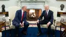 Presiden Amerika Serikat (AS), Joe Biden (kanan) saat menerima Presiden AS terpilih Donald Trump di Ruang Oval Gedung Putih di Washington DC, pada Rabu 13 November 2024. (SAUL LOEB/AFP)