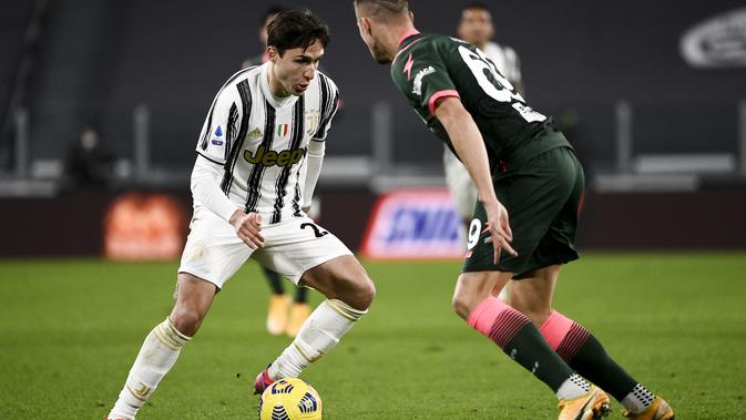 Federico Chiesa dari Juventus, kiri, berebut bola dengan Arkadiusz Reca dari Crotone selama pertandingan Liga Italia, di Allianz Stadium di Turin, Italia, Senin, 22 Februari 2021. (Marco Alpozzi / LaPresse via AP )