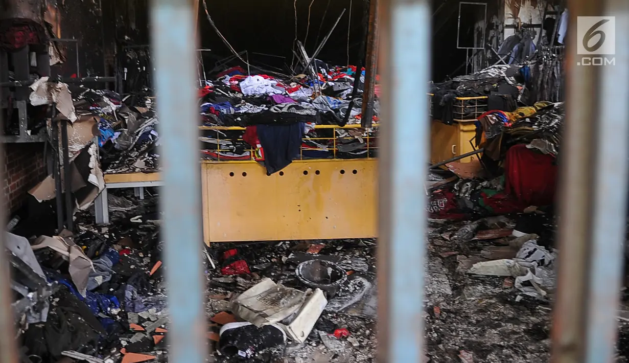 Pakaian-pakaian berserakan dan hangus terbakar di gedung pusat perbelajaan Ramayana, Pasar Minggu, Kamis (18/5). Diperkirakan kerugian mencapai Rp 5 miliar akibat banyaknya barang dagang dan sejumlah fasilitas yang terbakar. (Liputan6.com/Yoppy Renato)