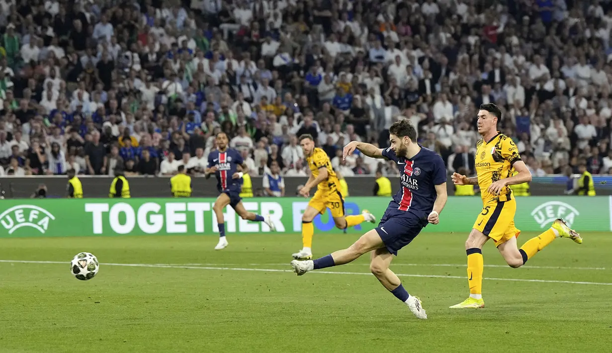 Pemain PSG, Khvicha Kvaratskhelia melesatkan bola untuk mencetak gol keempat timnya ke gawang Inter Milan dalam laga final Liga Champions 2024/2025 di Allianz Arena, Munchen, Jerman, Minggu (01/06/2025) dini hari WIB. (AP Photo/Martin Meissner)