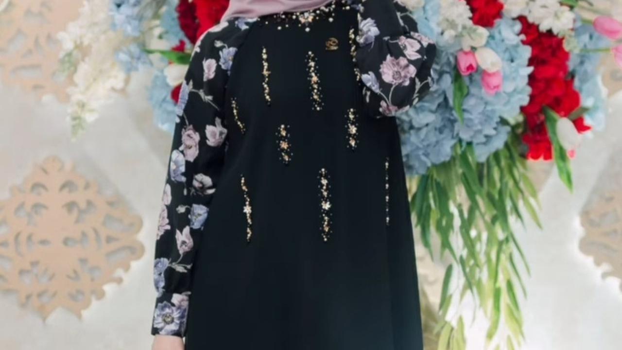 Gaun Hitam Bermotif Bunga-Bunga