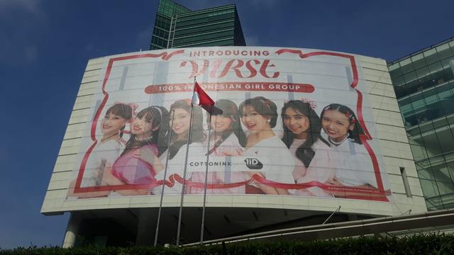 Berkolaborasi dengan COTTONINK, V1RST Pasang Giant Banner di Depan Senayan City Mall Untuk Rayakan Debutnya