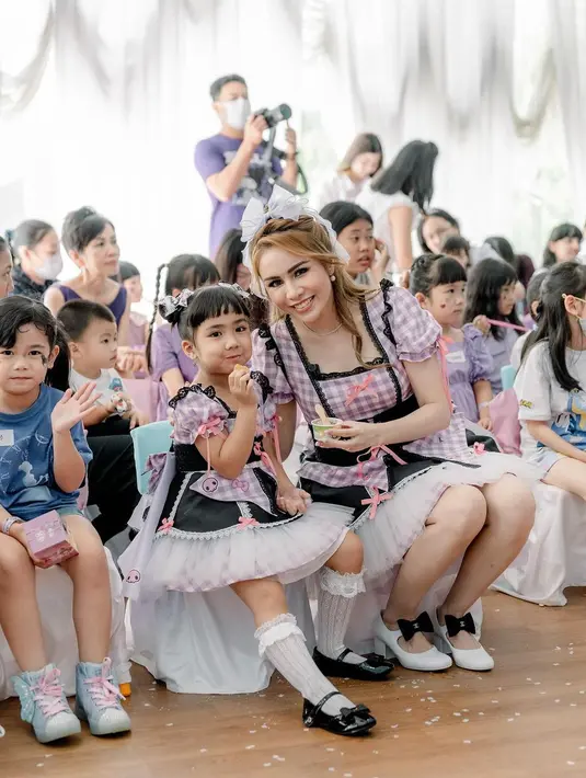 Bisa jadi inspirasi tampilan kamu dan buah hati di pesta ulang tahun. Bagaimana menurutmu, Sahabat Fimela? [@therealmomogeisha]