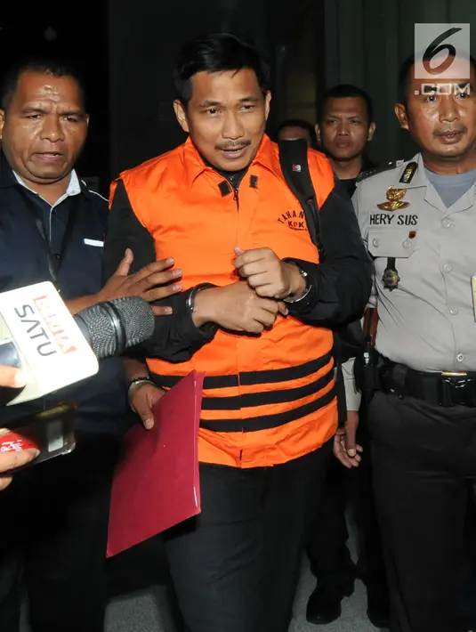 Anggota DPR dari Fraksi Golkar Bowo Sidik Pangarso (BSP) dikawal petugas usai menjalani pemeriksaan di Gedung KPK, Jakarta, Kamis (28/3). KPK mengamankan uang dalam pecahan Rp20 ribu dan Rp50 ribu dalam amplop yang diduga dipersiapkan untuk Pemilu 2019. (merdeka.com/Dwi  Narwoko)