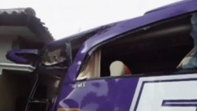 Hindari Truk, Bus Terpental Tabrak Toko Ponsel