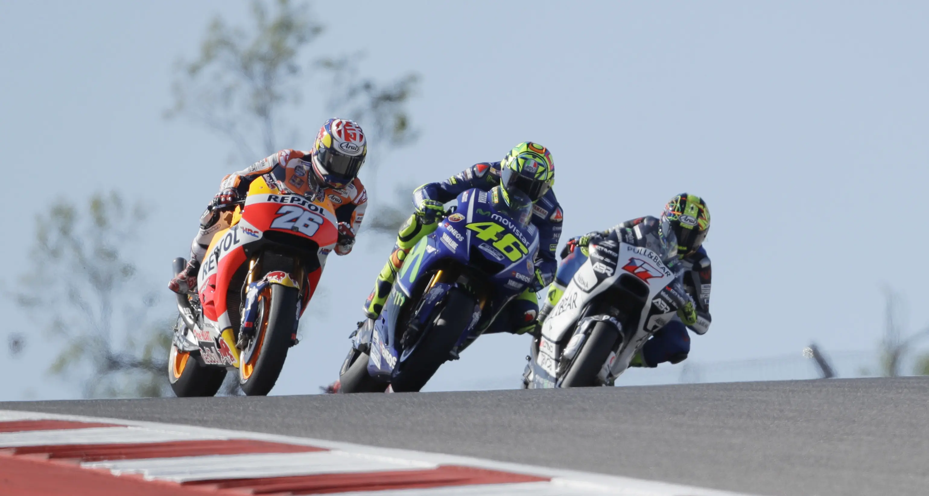 Dani Pedrosa dilewati Valentino Rossi di lap akhir MotoGP Austin. (AP Photo/Eric Gay)