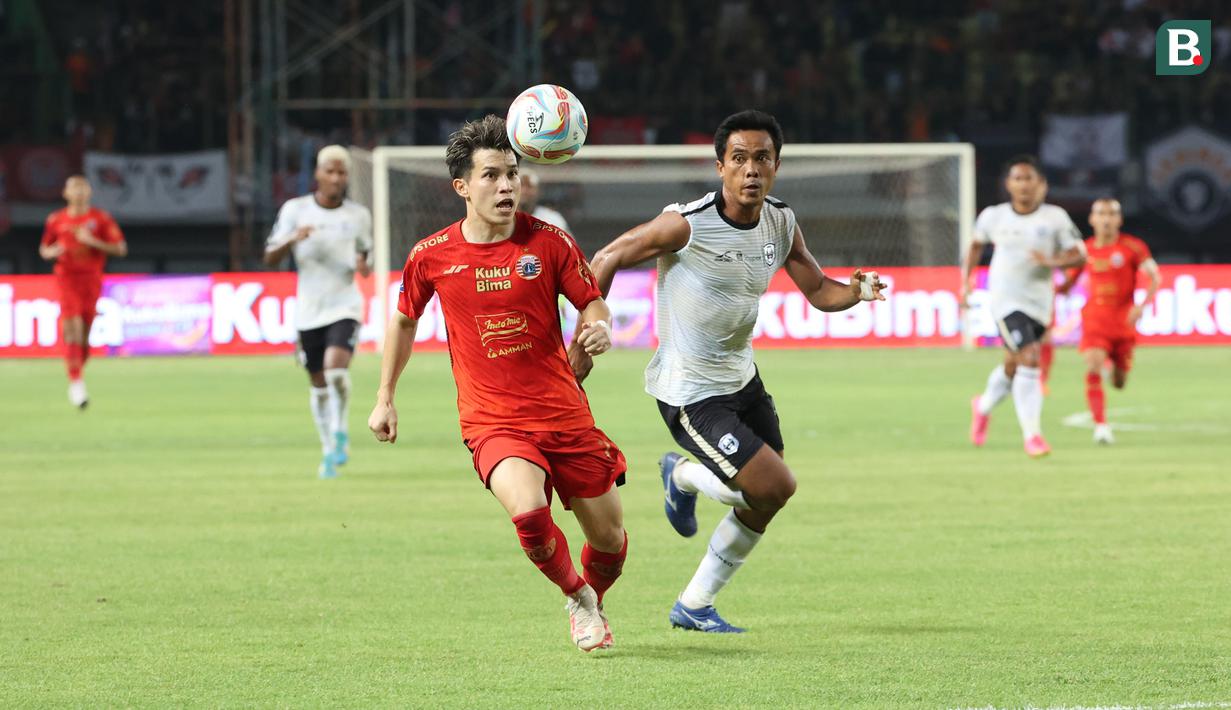 <p>Pemain Persija Jakarta, Ryo Matsumura (kiri) menguasai bola dibayangi pemain Rans Nusantara FC, Samsul Arifin pada laga pekan ke-16 BRI Liga 1 2023/2024 di Stadion Patriot Candrabhaga, Bekasi, Minggu (22/10/2023) malam WIB. (Bola.com/Abdul Aziz)</p>