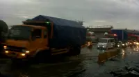 Selain genangan, kerusakan jalan di Cilincing juga memperparah kemacetan di jalur yang selalu dipadati truk kontainer itu. (TMC Polda Metro Jaya)