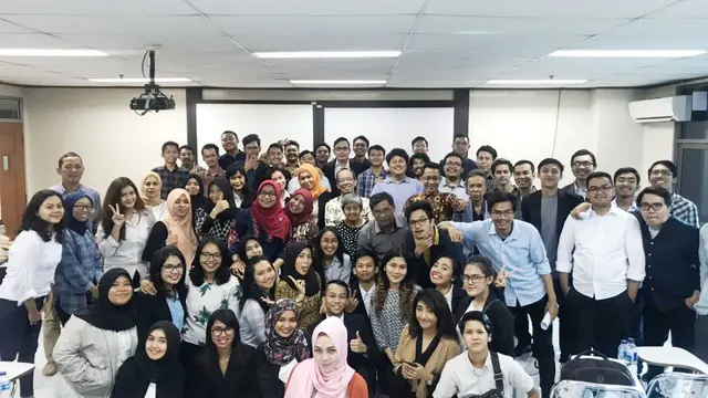 Ratu Rizky Nabila dan calon wisudawan Universitas Esa Unggul