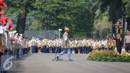 Seorang pelajar menghampiri Presiden Jokowi saat pembukaan kegiatan KKP di Istana Merdeka, Jakarta (18/11). Melalui program ini pemerintah berusaha menanamkan pandangan dasar dan mentalitas kepemimpinan pelajar. (Liputan6.com/Faizal Fanani)