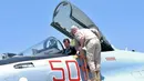 Presiden Suriah Bashar al-Assad berada di kokpit pesawat tempur Rusia Sukhoi SU-35 saat mengunjungi pangkalan udara Rusia di Khmeimim, Selasa (27/6). Assad juga memeriksa senjata, personel dan kendaraan lapis baja. (Syrian Presidency via Facebook)