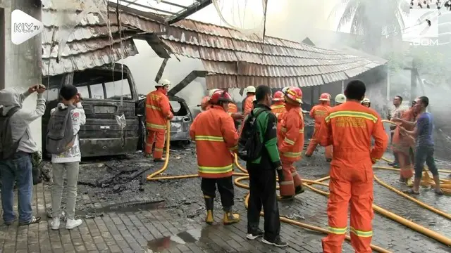 Sebuah rumah mewah di kawasan Cilandak Jakarta Selatan hangus terbakar. Tak hanya rumah 2 kendaraan di dalamnya juga ikut hangus terbakar
