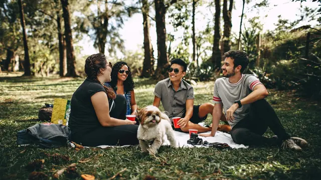 Ilustrasi ngobrol, nongkrong, kumpul bareng teman, akhir pekan, santai