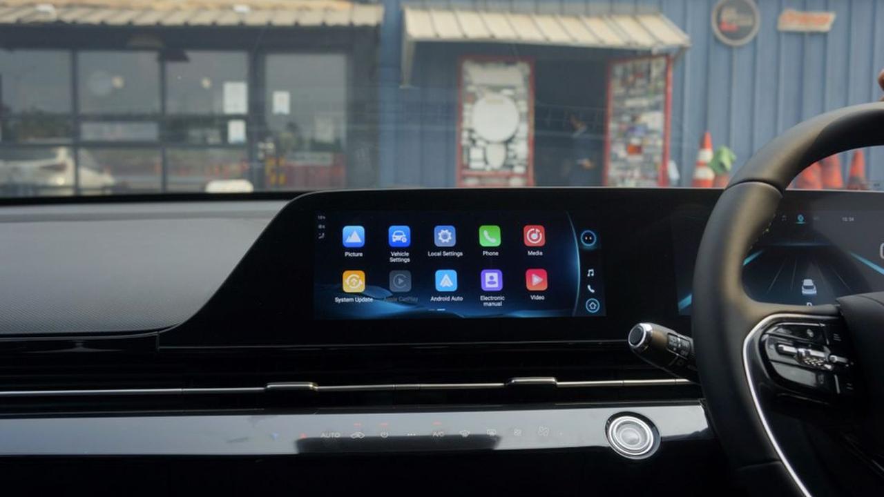 Sistem audio: layar sentuh 20,5 inci, dipadu sistem audio Sony 8 speaker. Sistem audio-video ini koneksi dengan Carplay+ Android Auto, plus Intelligent Voice Assistant (perintah suara).&nbsp;